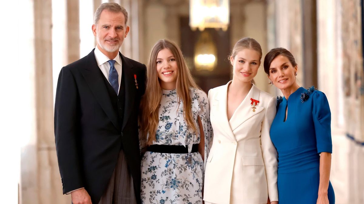 Královna Letizia září na vánoční fotce s králem a dcerami. Zákeřným exšvagrem se rodina nenechala rozhodit!